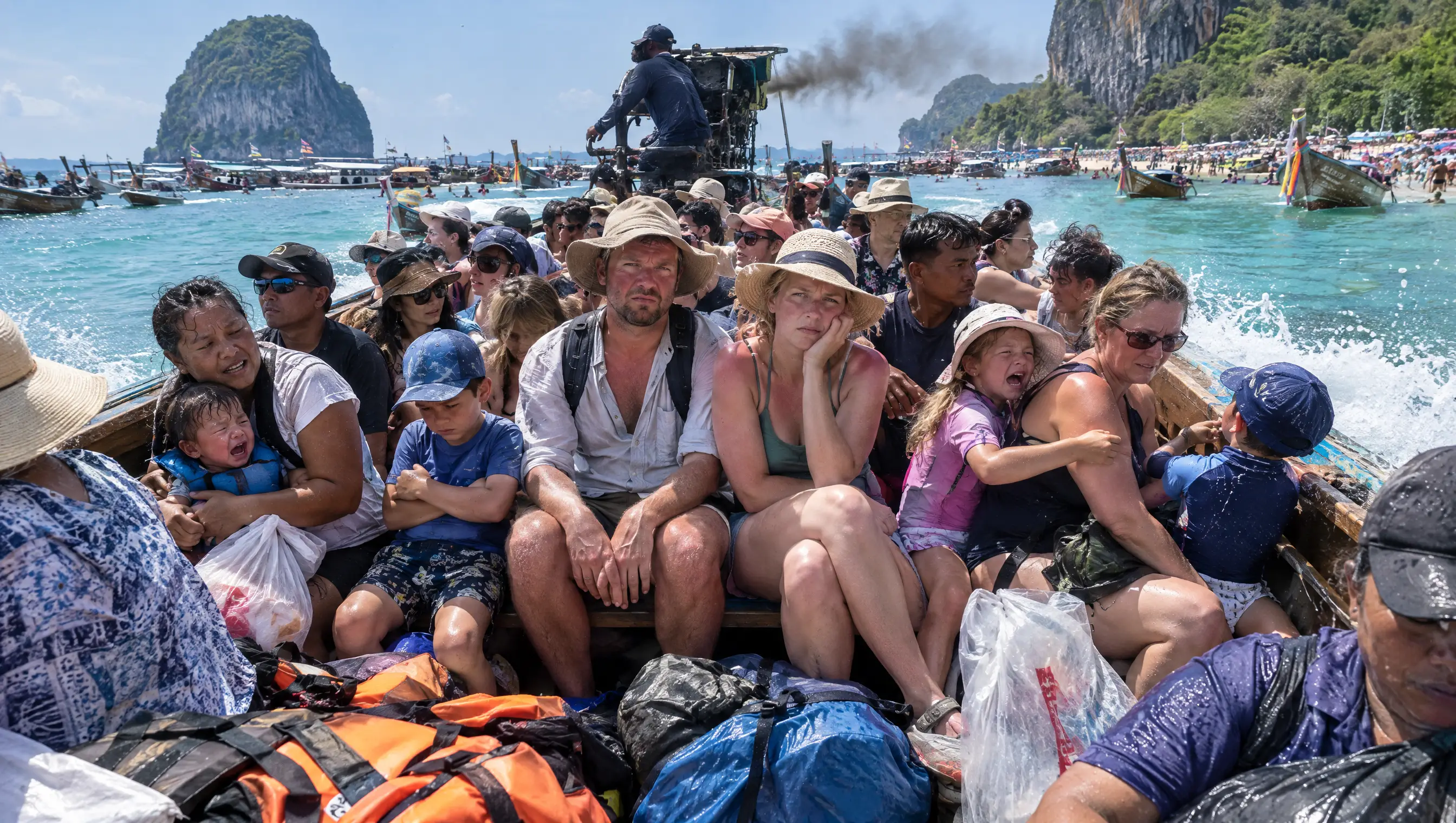 Überfülltes Longtail-Boot in Krabi: genervtes Paar auf harten Holzbänken zwischen fremden Touristen und quengelnden Kindern