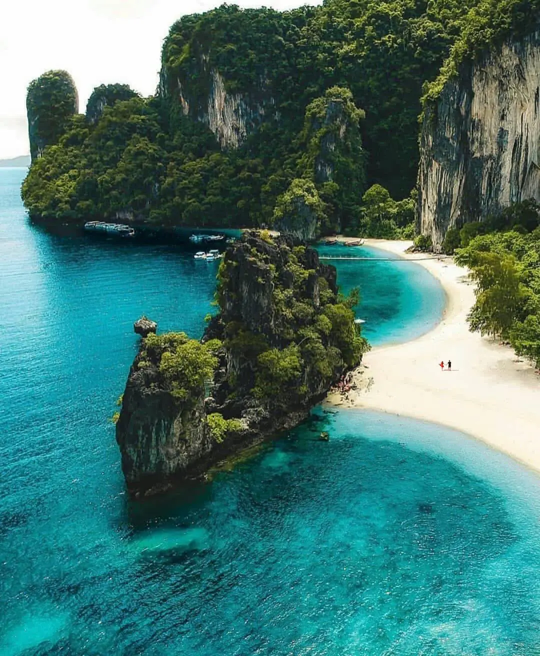Luftaufnahme von Koh Hong bei Krabi: türkises Wasser, weißer Sandstrand und Kalksteinfelsen